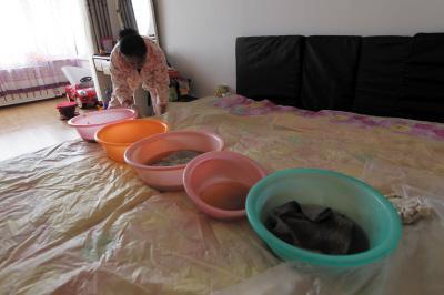 莲花楼上漏水，住户失联，小区没物管，业主维权难！律师来支招……